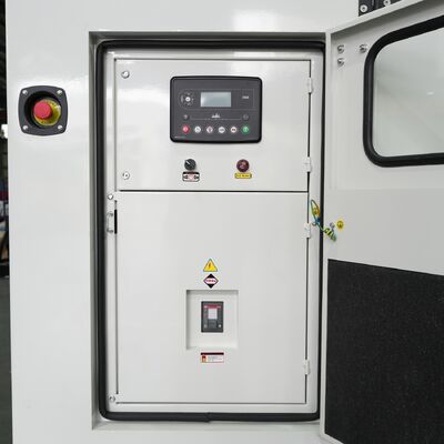 550kW 688KVA Su soğutmalı Süper Dizel Sessiz Jeneratör 50/60HZ Tek/Üç Fazlı Taşınabilir Jeneratörler DCEC Cummin
